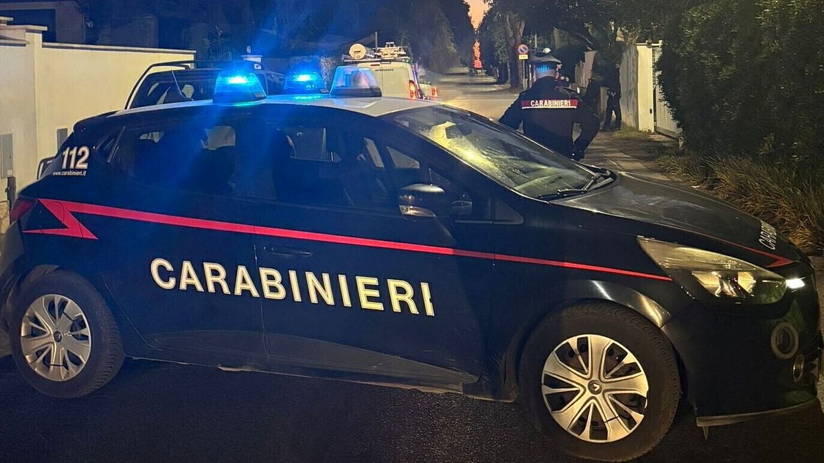Napoli, tenta di uccidere la moglie a botte: arrestato 63enne