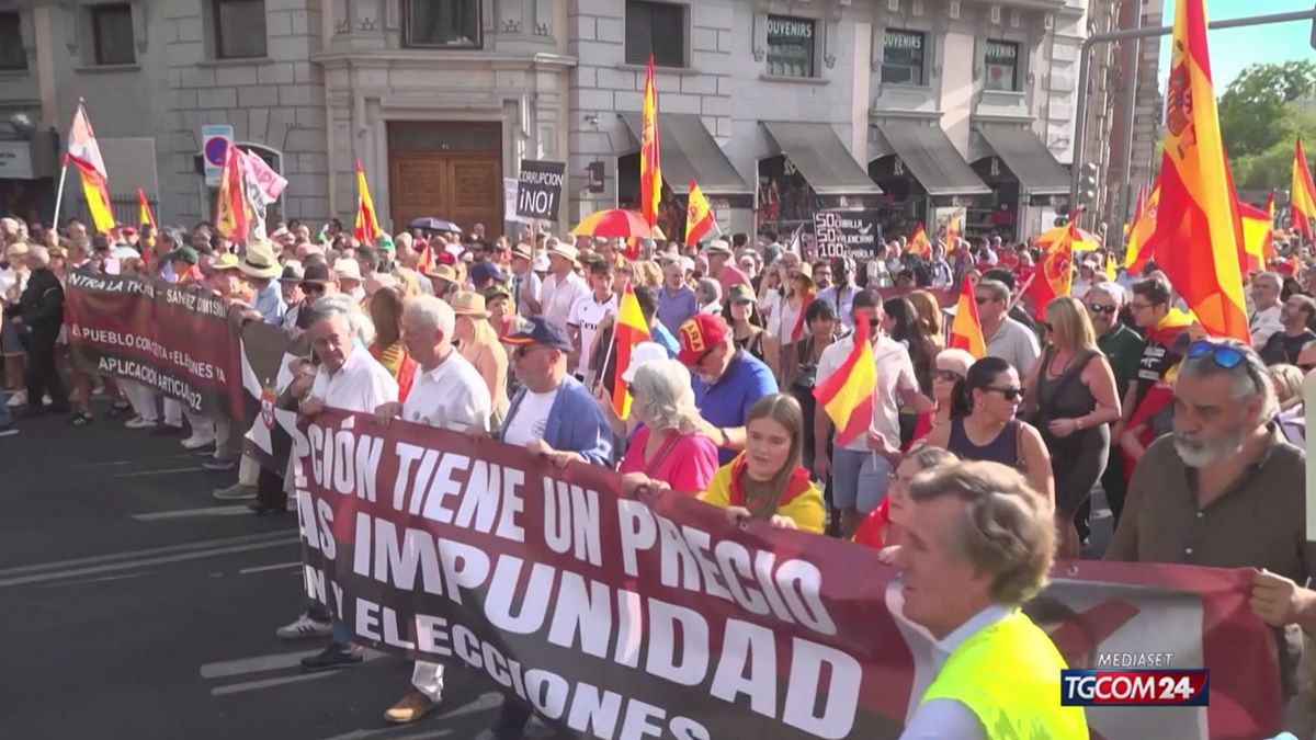 Madrid, 20mila in piazza contro Sánchez per la crisi di Ceuta: Abascal attacca il premier