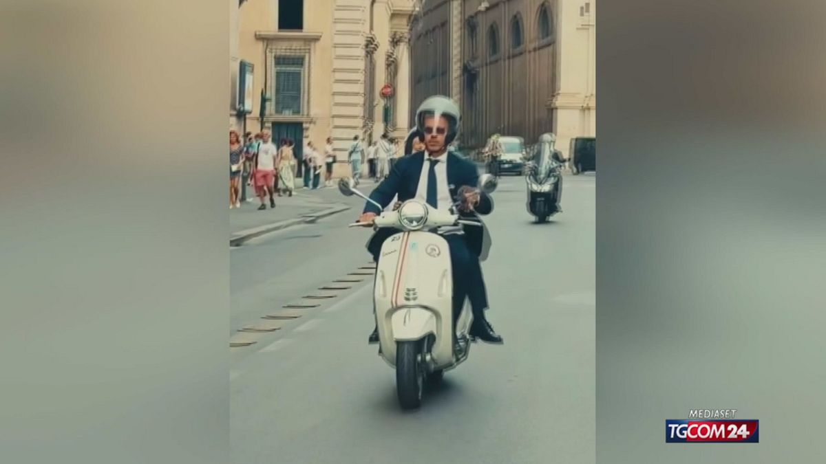 La dolce vita del premier ungherese Magyar: gira Roma in Vespa e canta in piazza "Sarà perché ti amo"