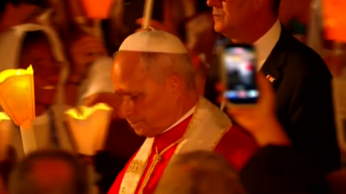 Lourdes, il Papa sulla spianata per il rosario con le fiaccole