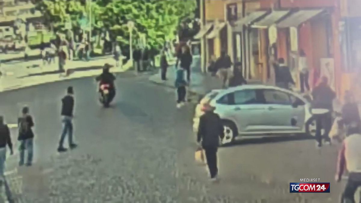 Reggio Emilia, notte di terrore: aggredisce una donna e investe due persone