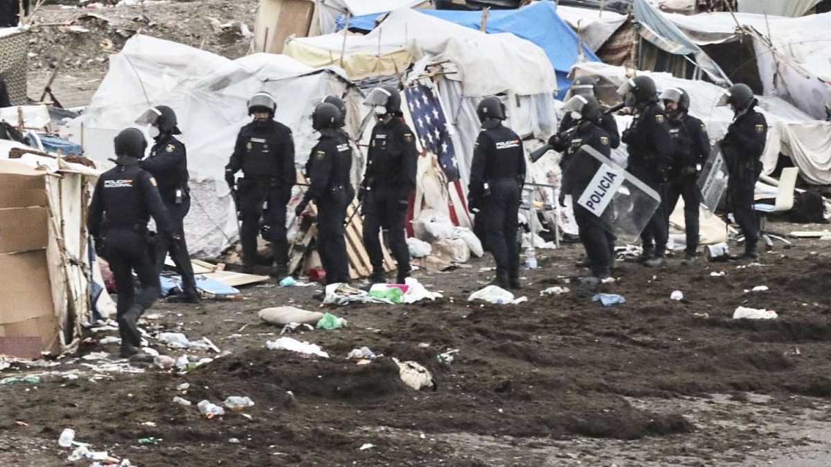 Ceuta, la polizia sgombera all'alba centinaia di migranti da Playa Benítez