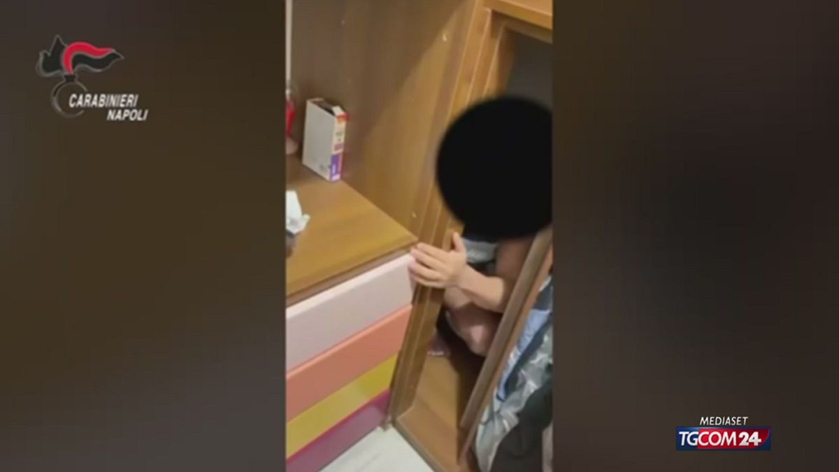 Napoli, nascosto nel vano dell'armadio: arrestato uno dei capi del clan Mazzarella