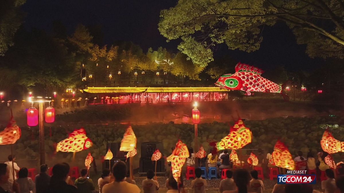 In Cina lanterne a forma di pesce gigante illuminano l'antico villaggio
