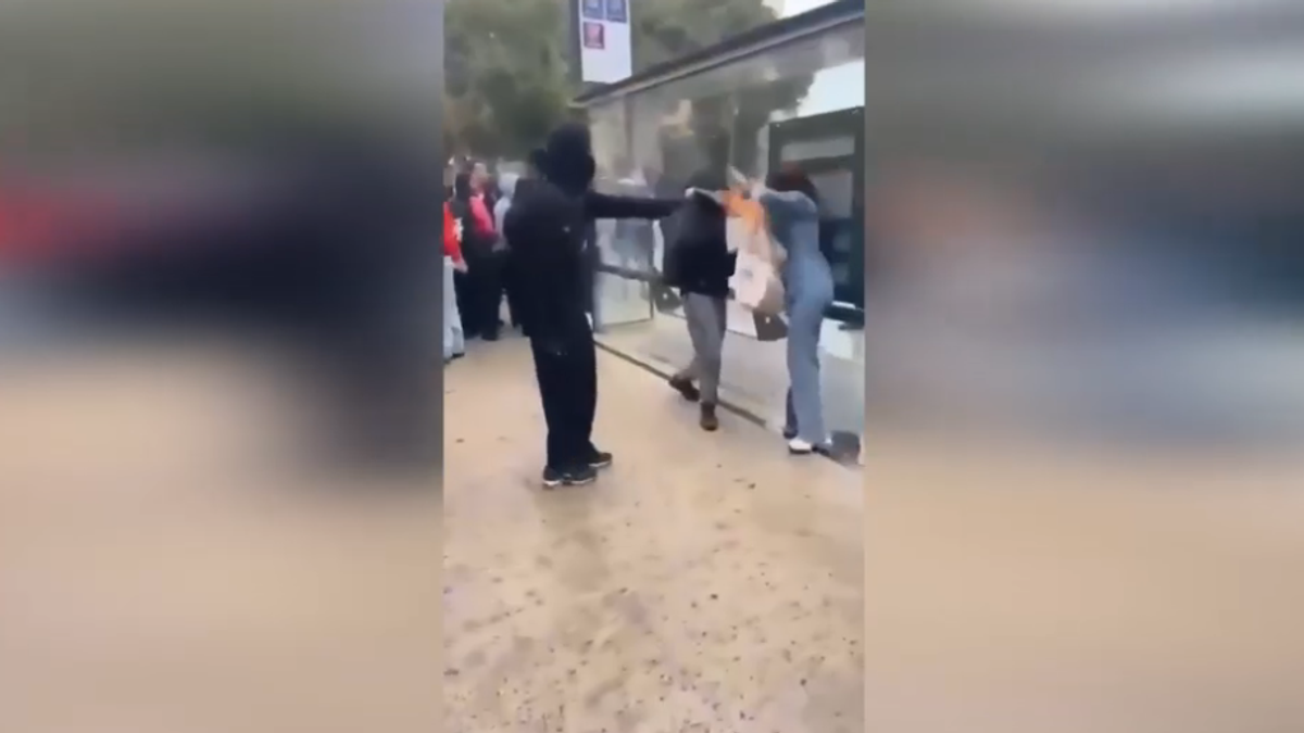 Marsiglia, spray trasformato in lanciafiamme: donna bruciata al volto durante le proteste