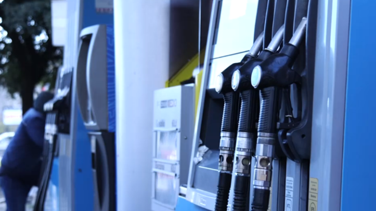 Caro carburanti, fare il pieno nel 2026 ci costerà 13,5 miliardi in più
