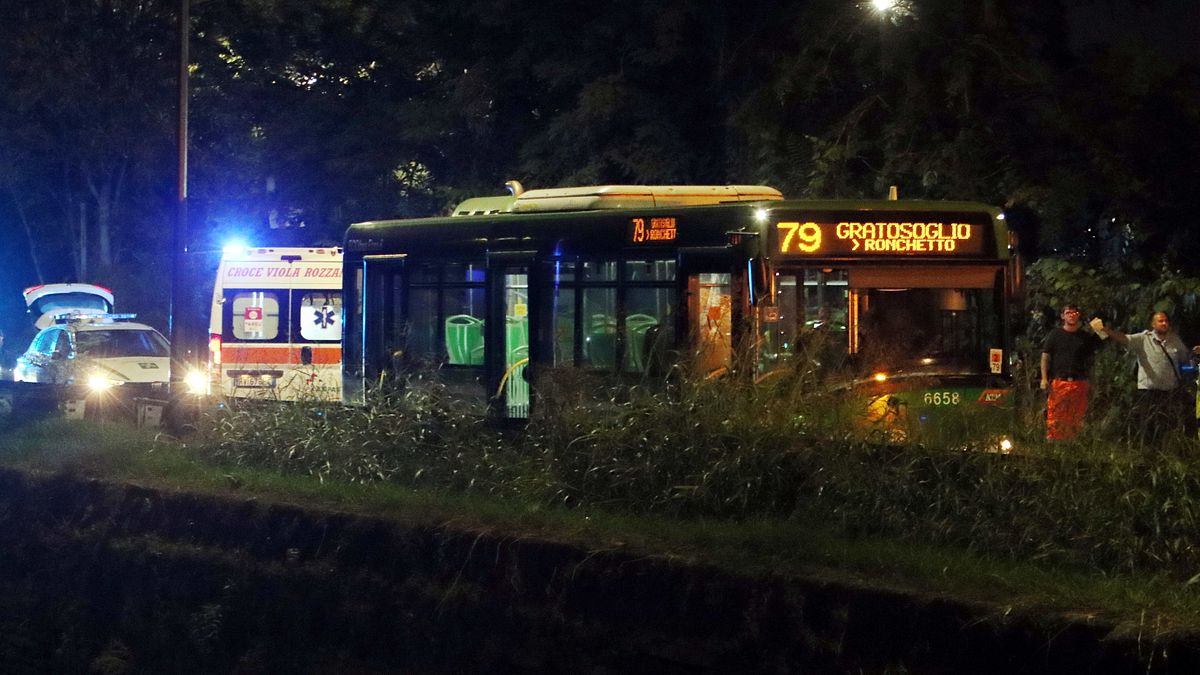 Milano, scontro tra autobus e auto lungo il Naviglio Pavese: sette feriti