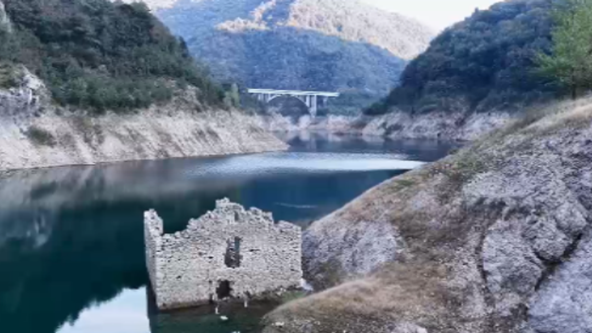 Lago di Valvestino, dalle acque riaffiora un'antica dogana