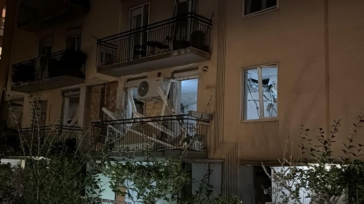 Bergamo, esplosione in una palazzina: nove feriti, di cui due gravi | Ipotesi fuga di gas