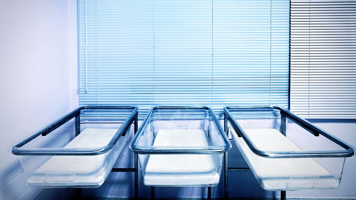 Istat, in Italia sempre meno figli e sempre più nascite fuori dal matrimonio: fertilità ai minimi storici