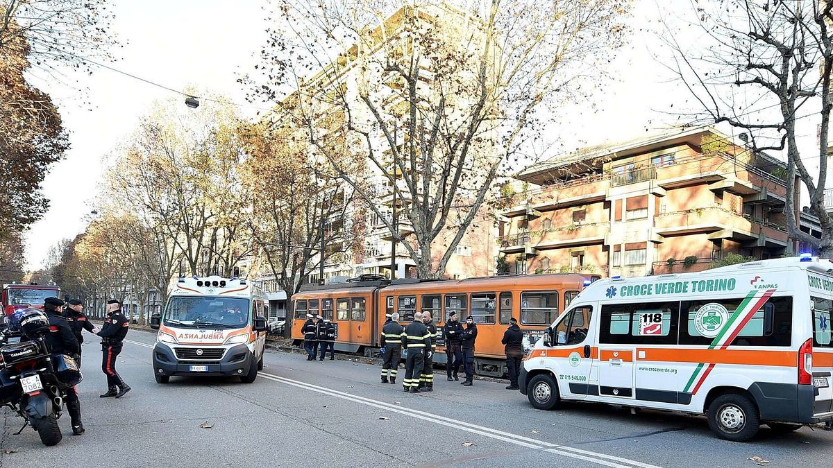 Torino, tamponamento tra due tram: feriti un autista e 13 passeggeri ...