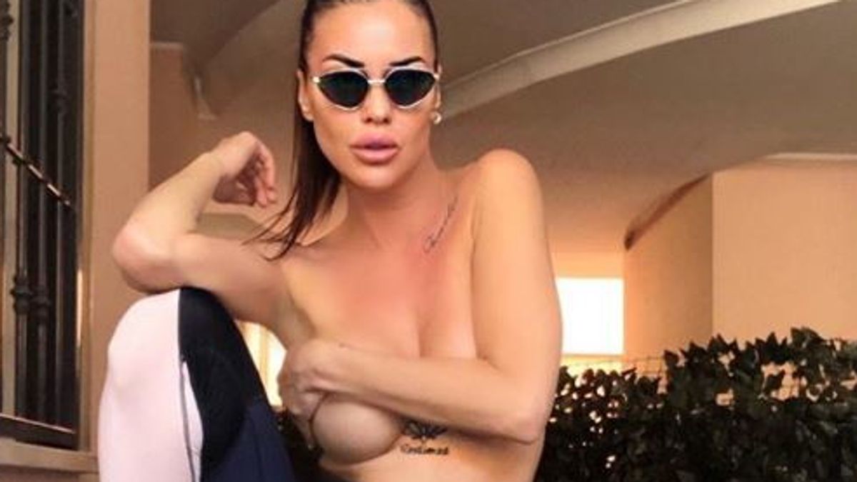 Antonella Mosetti hot per i follower: seno nudo tra le mani - Tgcom24