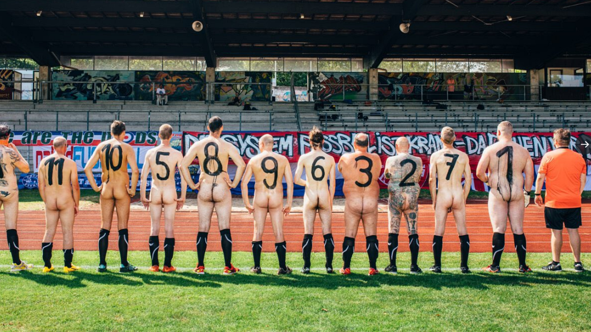 In Germania prima partita internazionale con calciatori nudi: 