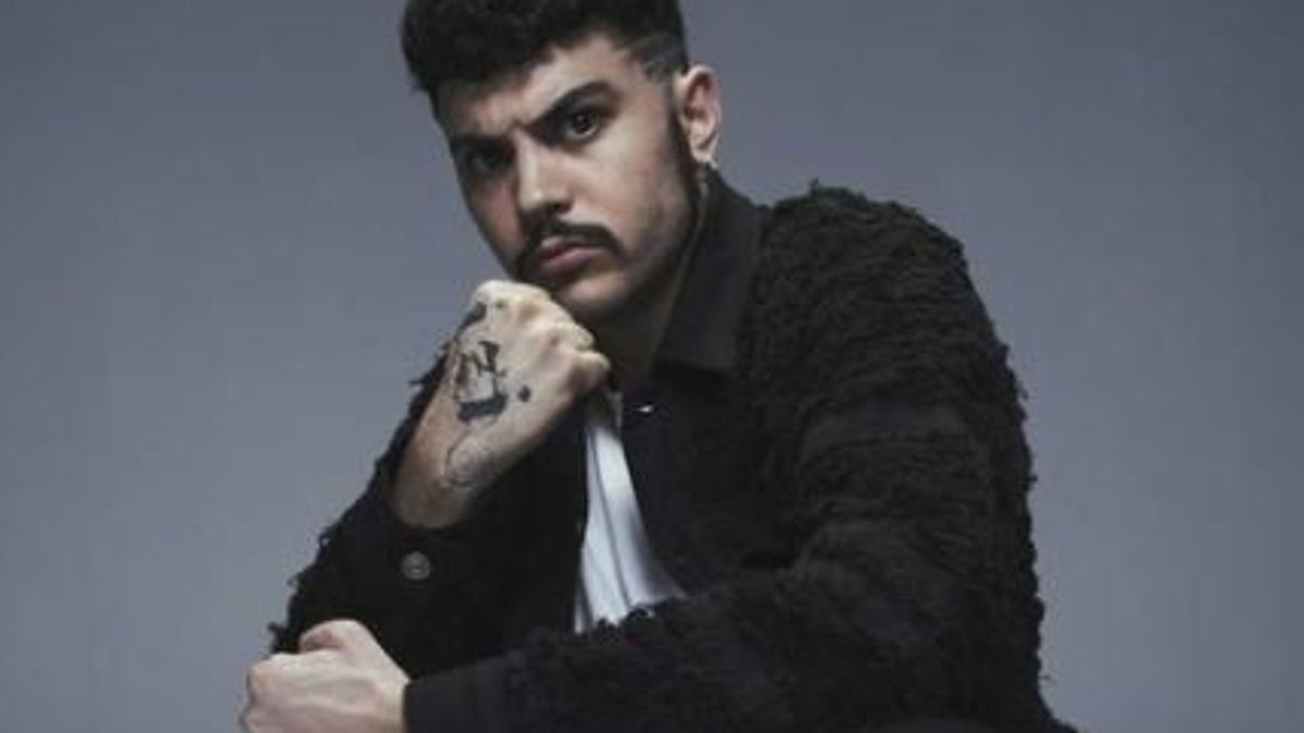 Il rapper Izi invita a combattere l'ingiustizia senza violenza in 