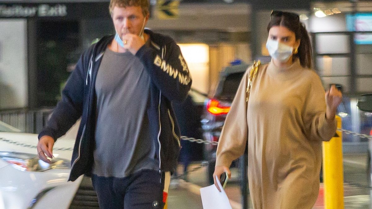 Emily Ratajkowski a passeggio con il marito mostra il pancione - Tgcom24
