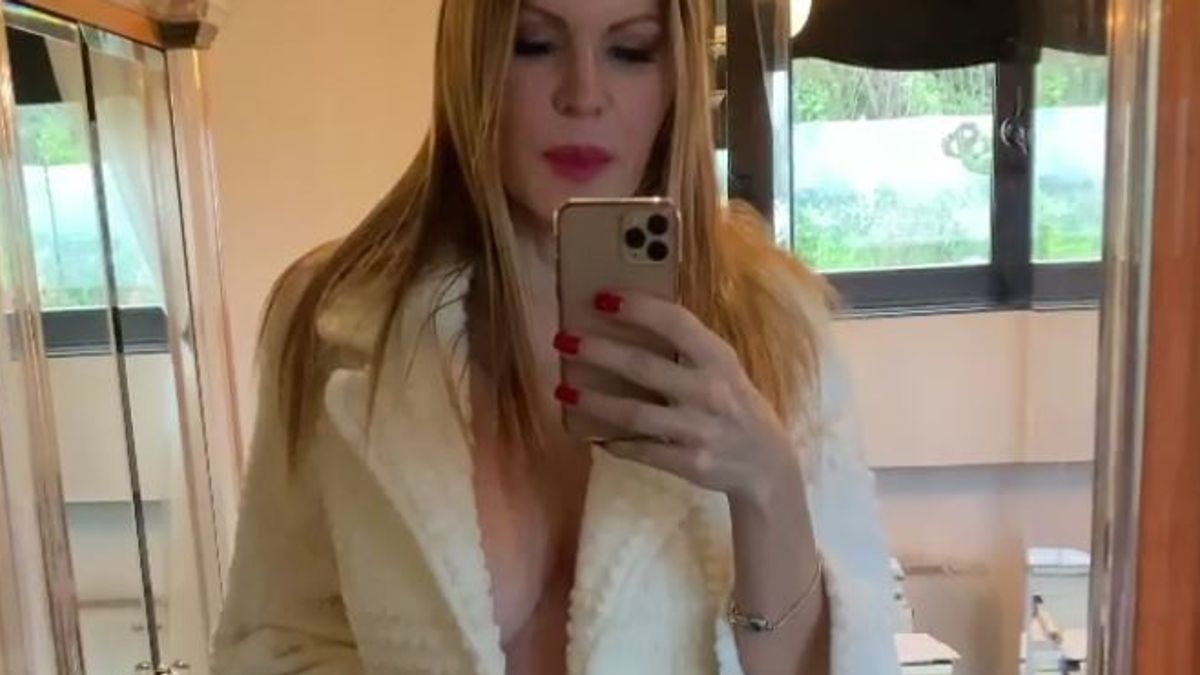 Sotto il cappotto niente: Rita Rusic manda in tilt i social con un video  bollente - Tgcom24