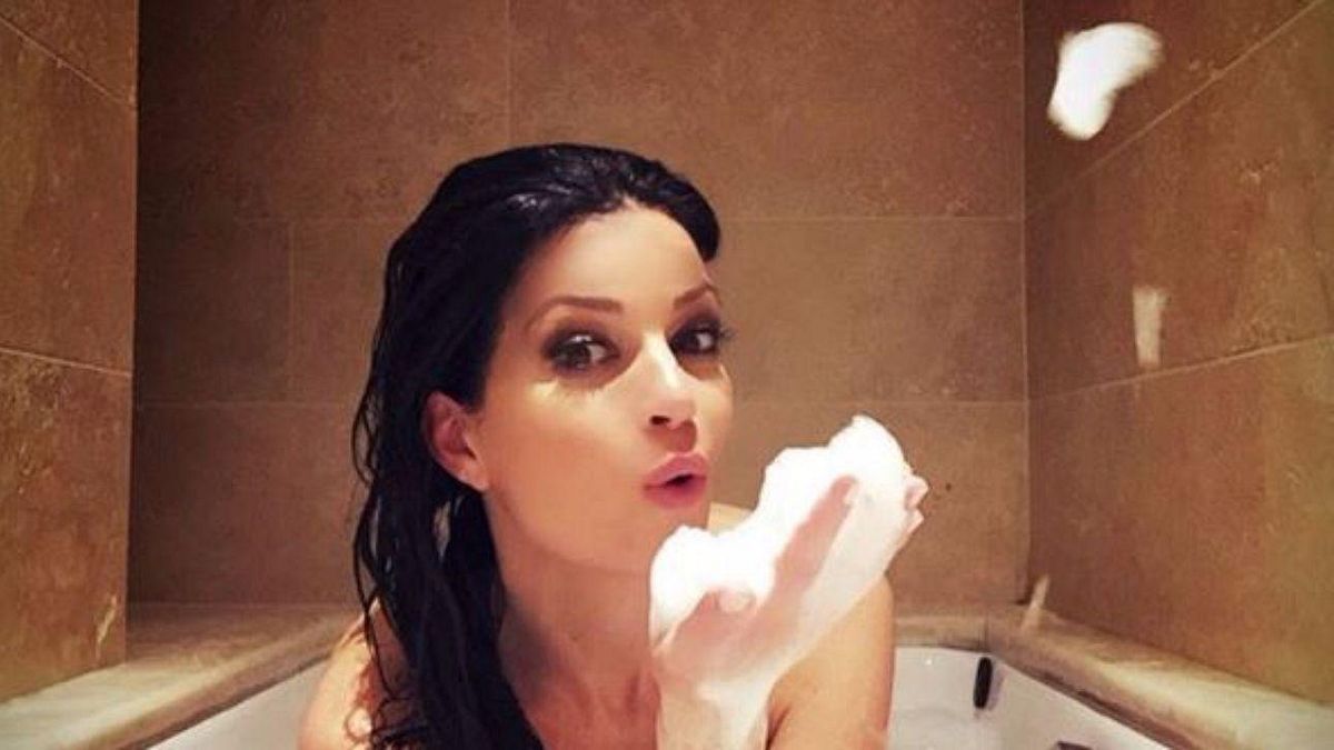 Laura Torrisi, nuda in vasca - Tgcom24