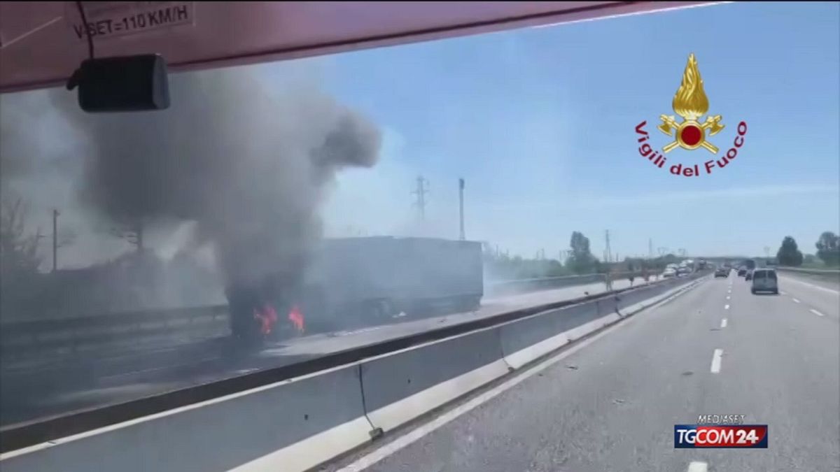 Incidente sull'A1 a Piacenza: autocisterna in fiamme, due morti - Tgcom24