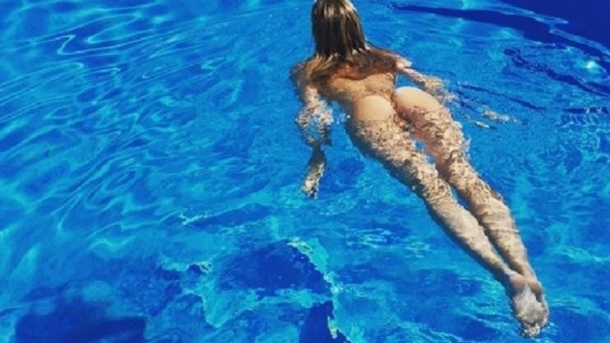 Elena Barolo completamente nuda in piscina - Tgcom24