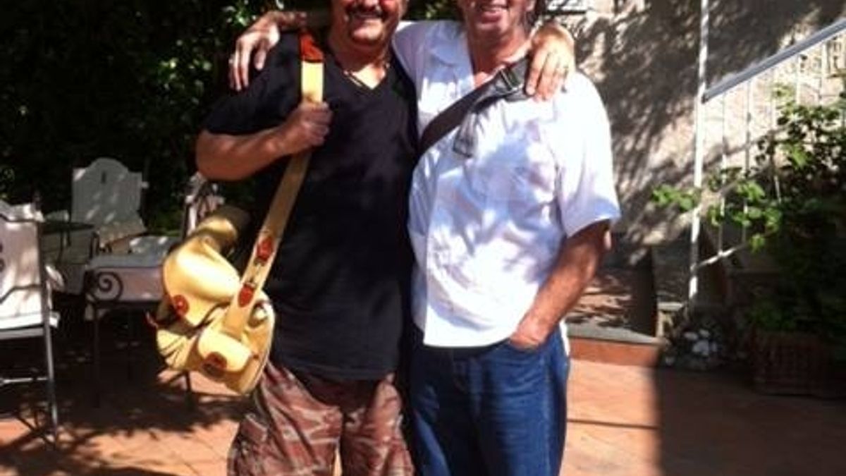 Pino Daniele, Eric Clapton gli rende omaggio con un brano - Tgcom24