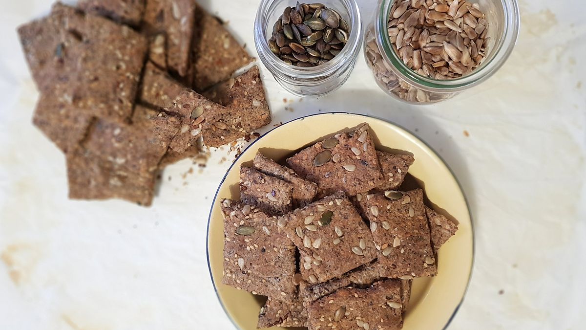 Crackers con vino bianco, olio, curcuma e semi di sesamo - Tgcom24