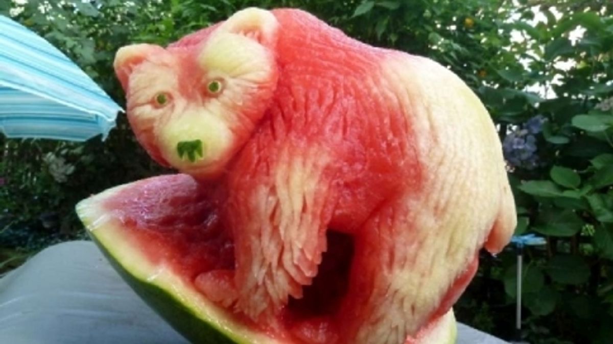 L'anguria come una scultura Anche la frutta diventa arte - Tgcom24