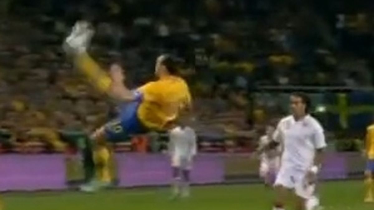 Ibrahimovic, gol in rovesciata da 30 metri - Tgcom24
