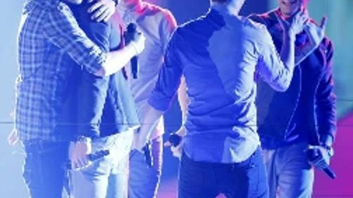 La boyband One Direction batte Rihanna - Tgcom24