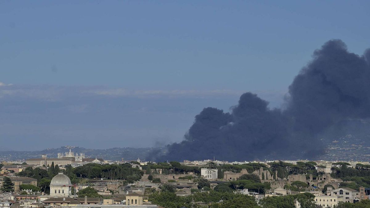 Roma, vasto incendio in zona Centocelle: 