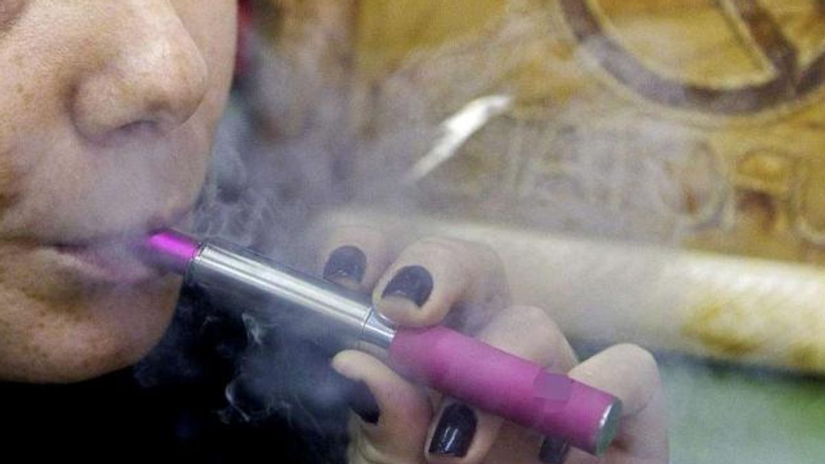 i minorenni possono fumare la sigaretta elettronica senza nicotina Svapare: la nuova epidemia che colpisce i nostri adolescenti main image 1