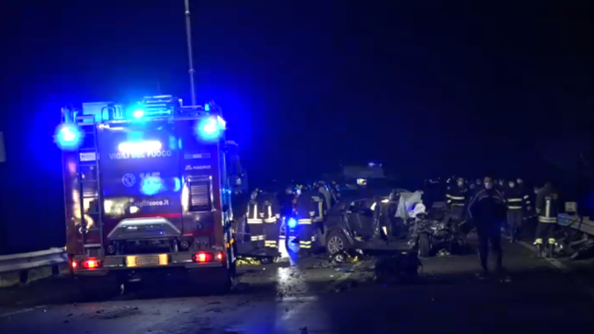 Incidente stradale nel Salernitano, due morti e cinque feriti - Tgcom24