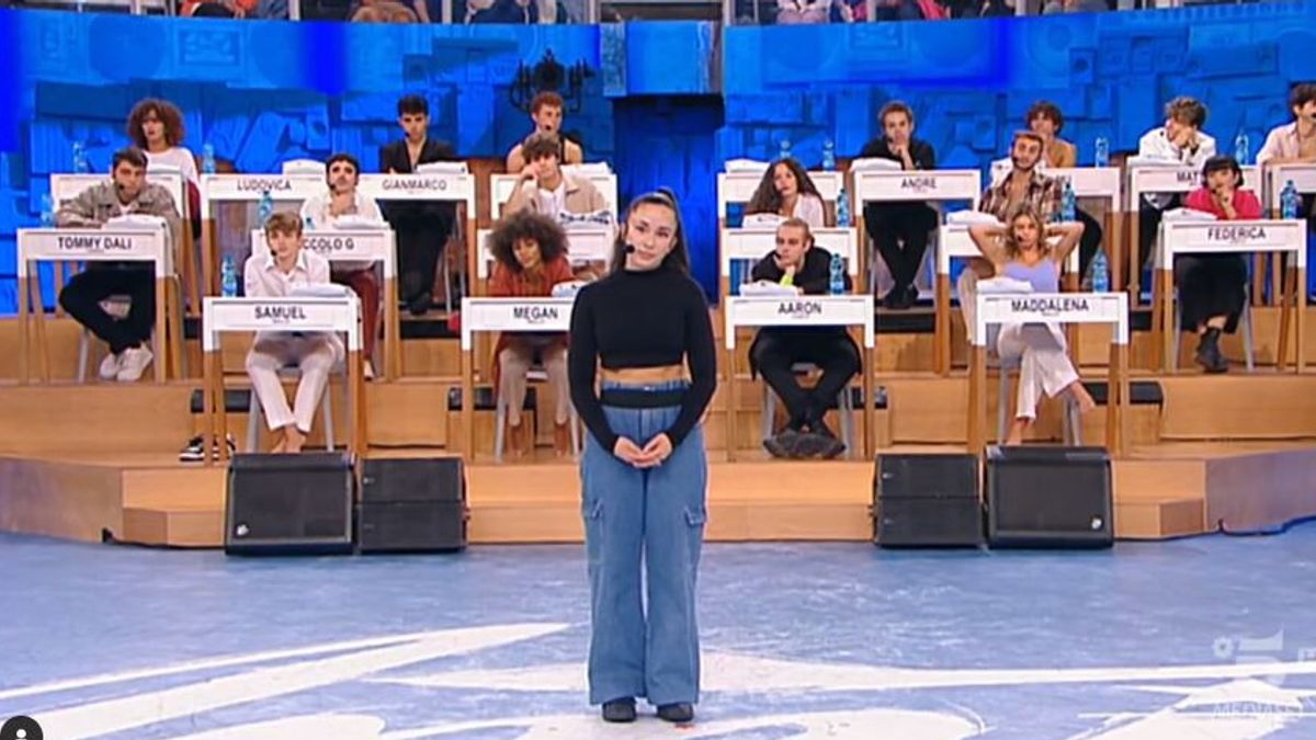 amici-22-wax-si-salva-polemiche-per-la-prova-di-sensualit-di