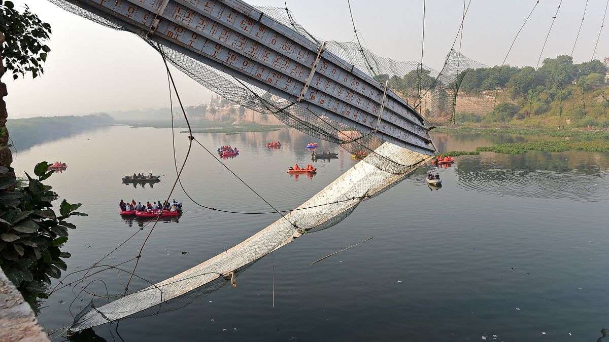 India, salgono a 141 i morti per il crollo del ponte nel Gujarat