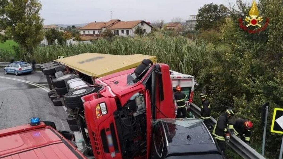 Ancona, camion si ribalta e schiaccia un'ambulanza: due morti - Tgcom24