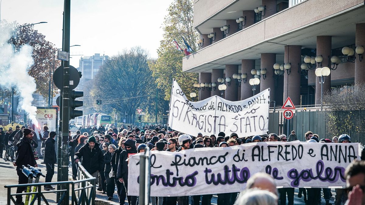 Torino, anarchici in corteo per Alfredo Cospito bombe carta Chiesto