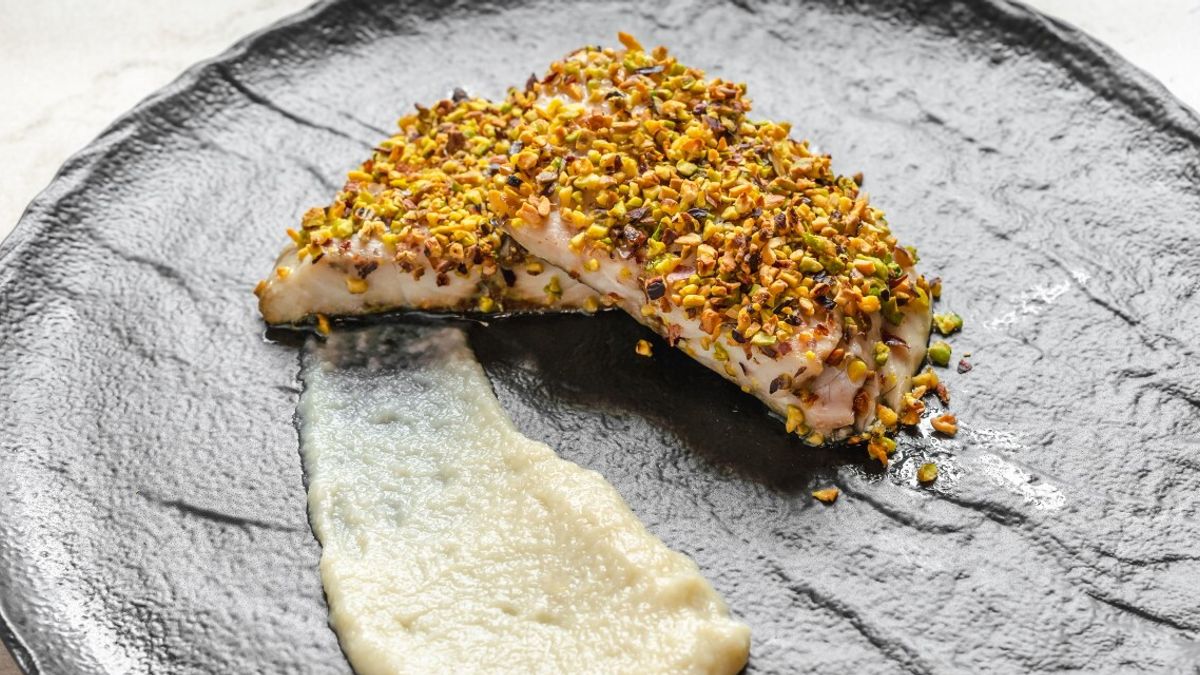 Filetto di pesce con crosta di pistacchi e crema di topinambur