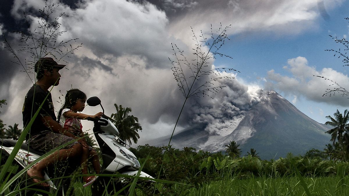 Indonesia, erutta il vulcano Merapi: villaggi coperti di cenere