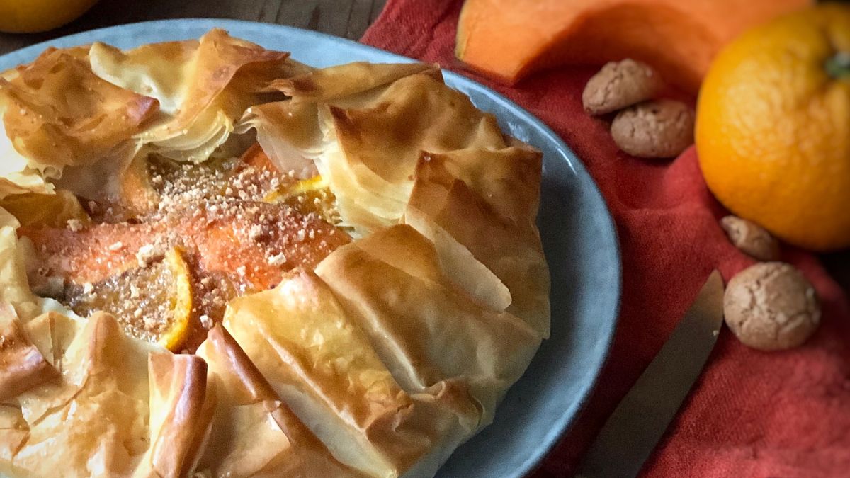 La torta dolce di zucca e arancia in pasta fillo