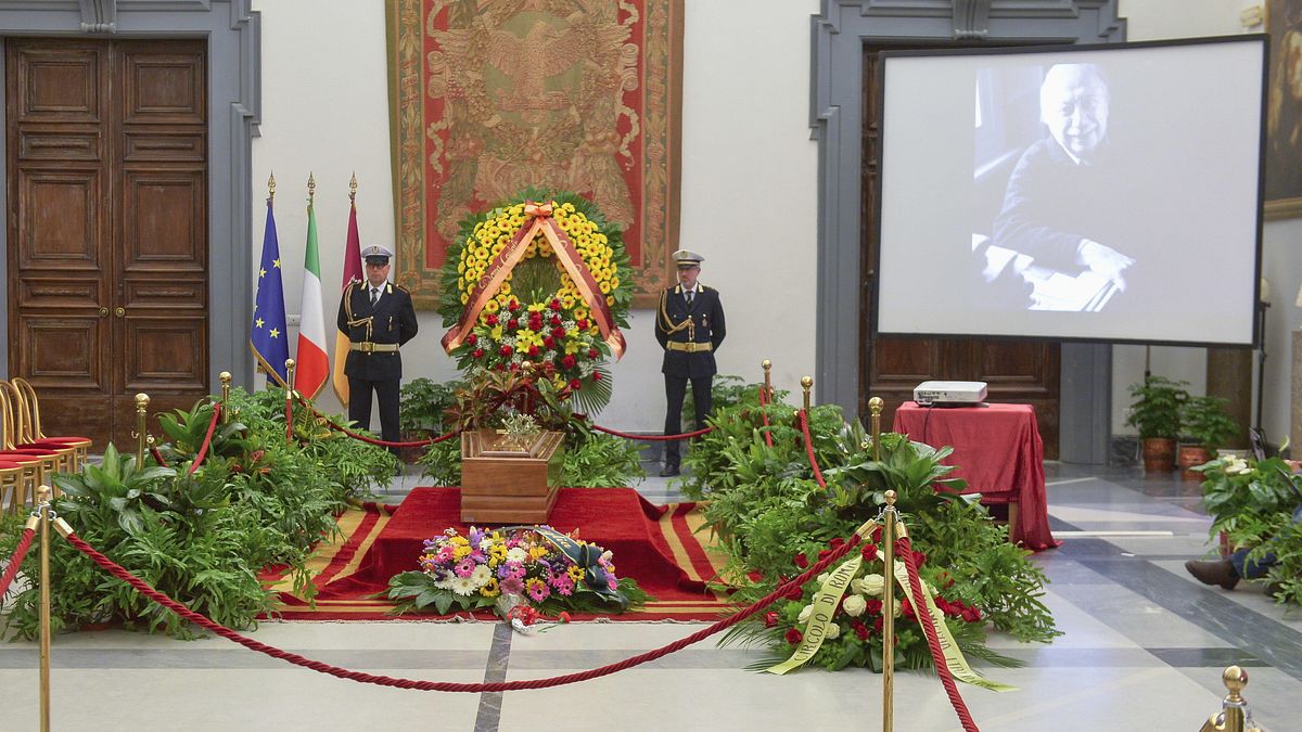 omaggio-a-gianni-min-la-camera-ardente-in-campidoglio