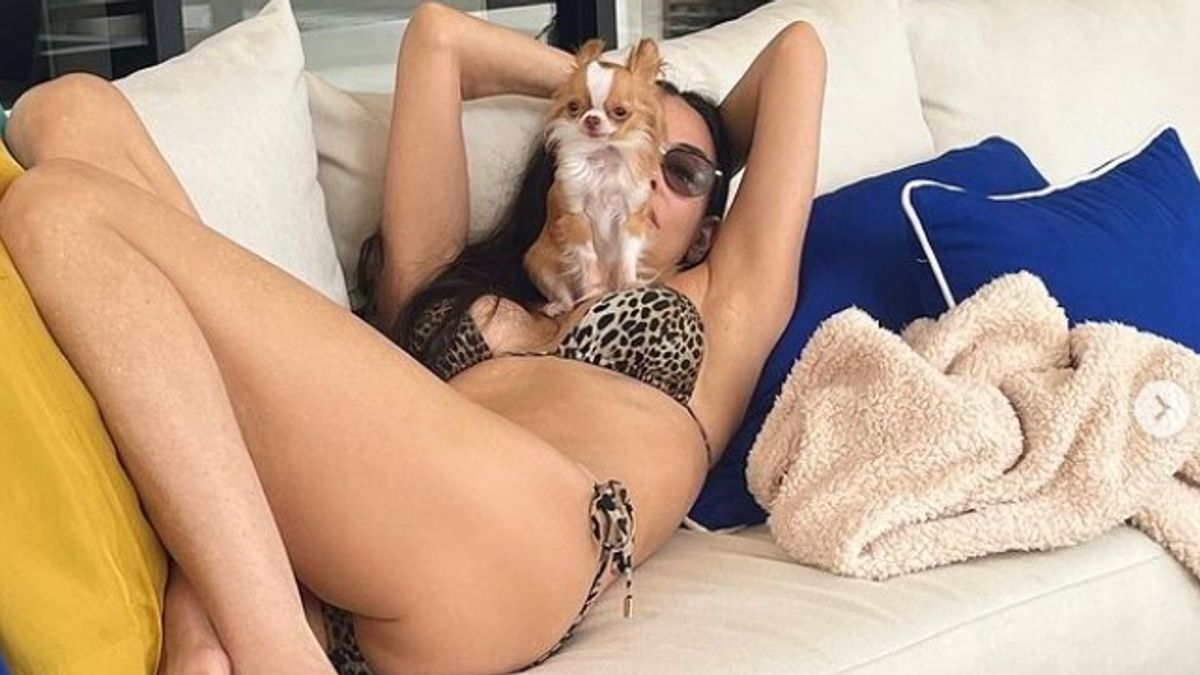 Demi Moore, sexy sessantenne in bikini leopardato infiamma il web