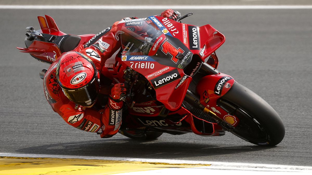 MotoGP Francia, Bagnaia in pole davanti a Marquez e Marini