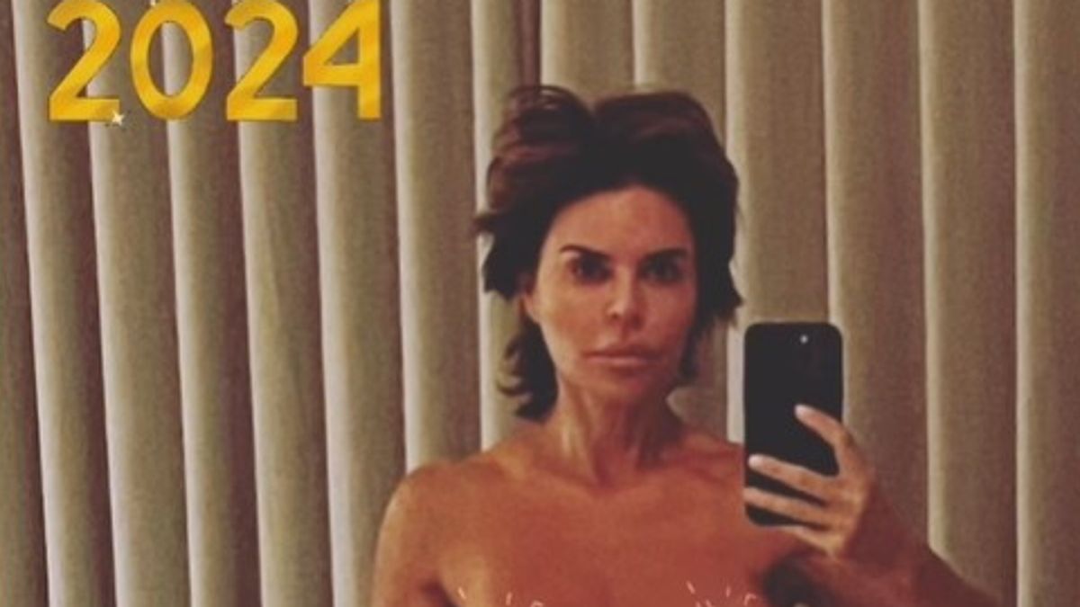 Lisa Rinna, nudo integrale frontale per gli auguri di buon 2024