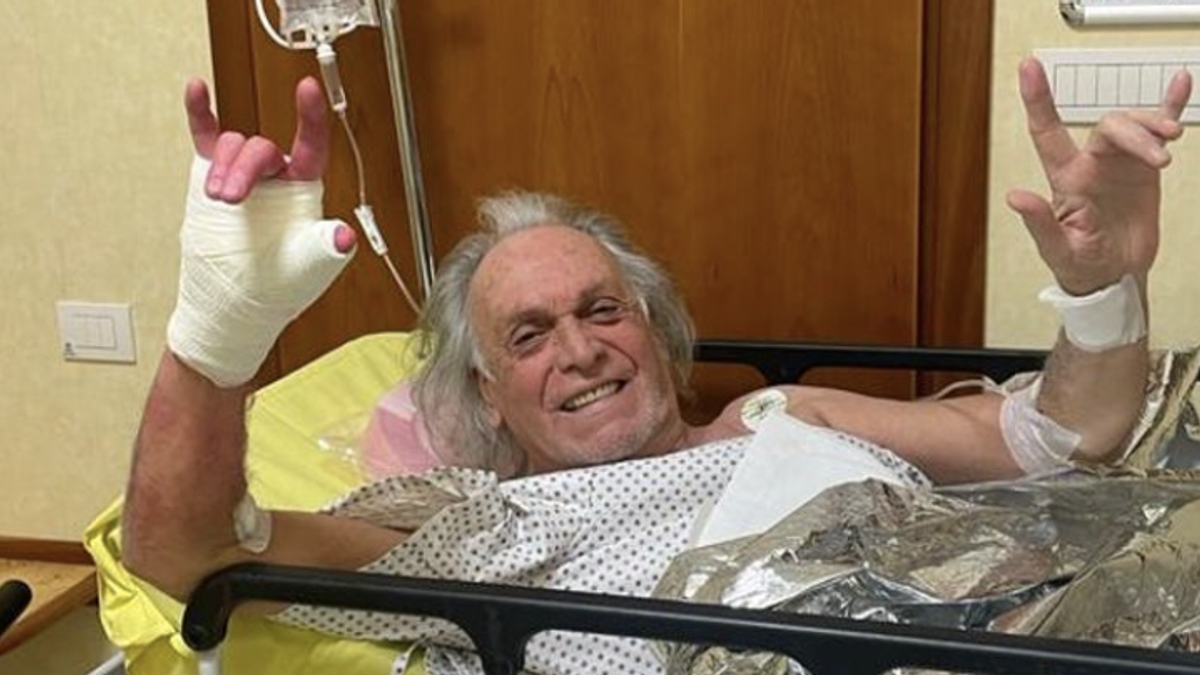 Riccardo Fogli, foto in barella sui social: "Mi sono operato"