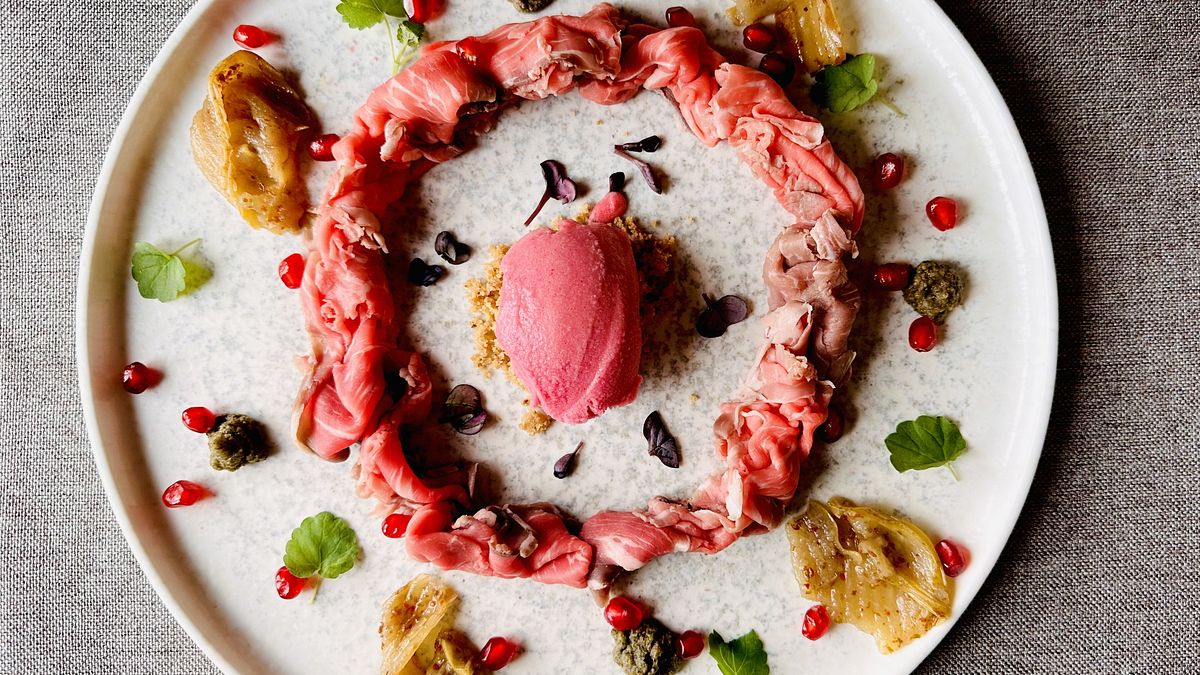 Roast beef di Angus, sorbetto al lampone , frollino sbriciolato al ...