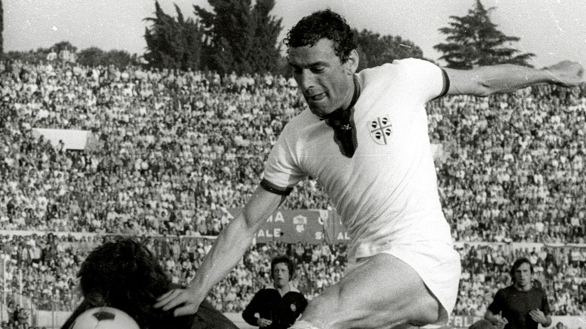 Gigi Riva, le immagini di una carriera leggendaria
