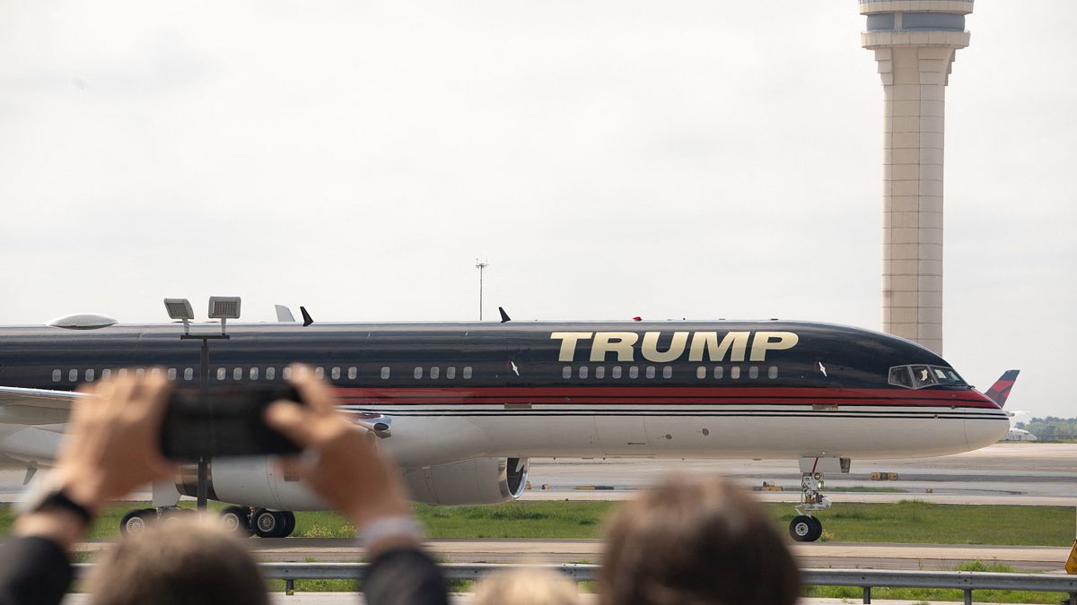 Usa Boeing di Trump urta un aereo privato durante il rullaggio