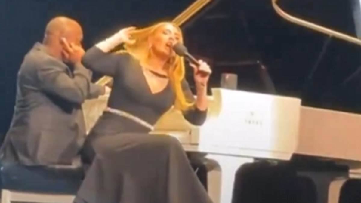 Adele sbotta contro uno spettatore per un commento anti Pride