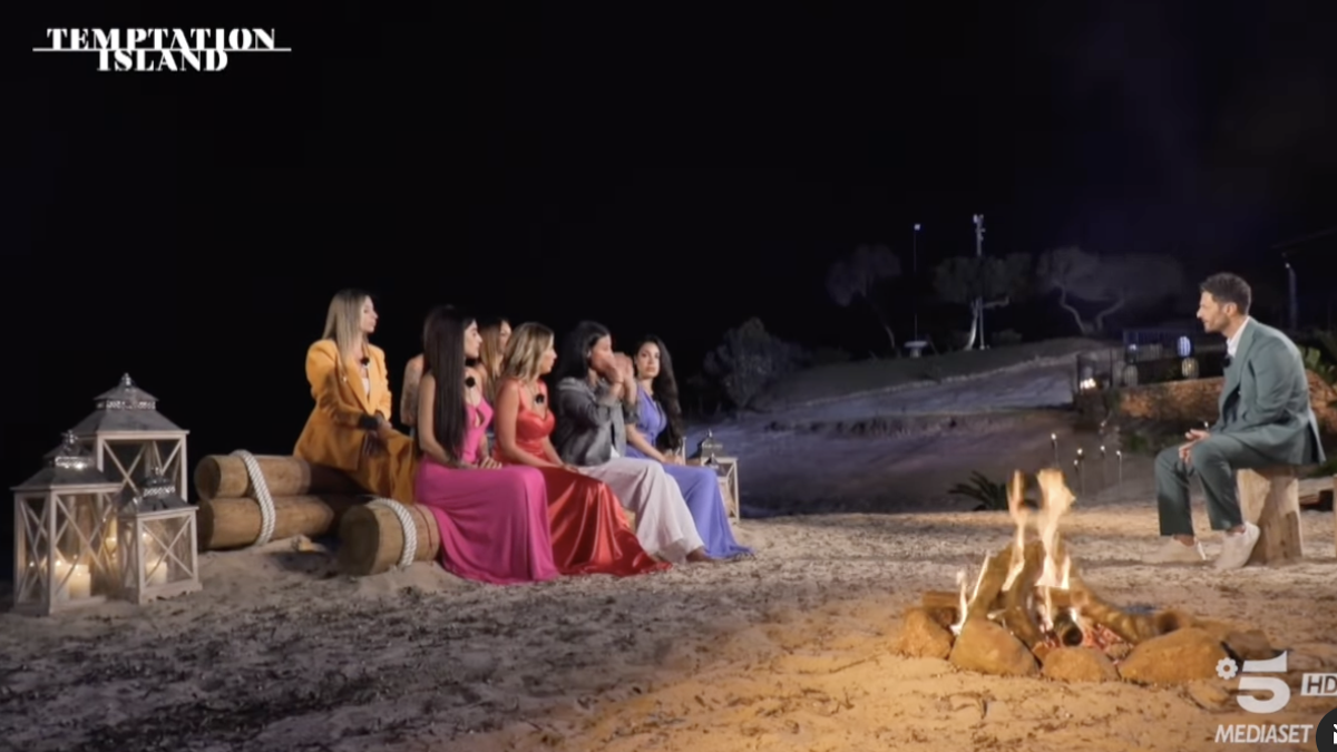 "Ayartma Adası"Jenny gözyaşlarına boğulur ve Alessia iki şenlik ateşi ister