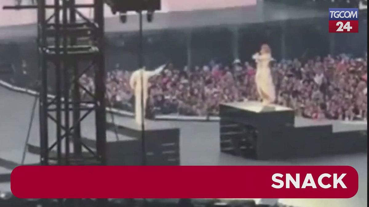 Il palco non si chiude come dovrebbe, Taylor Swift resta bloccata sulla piattaforma