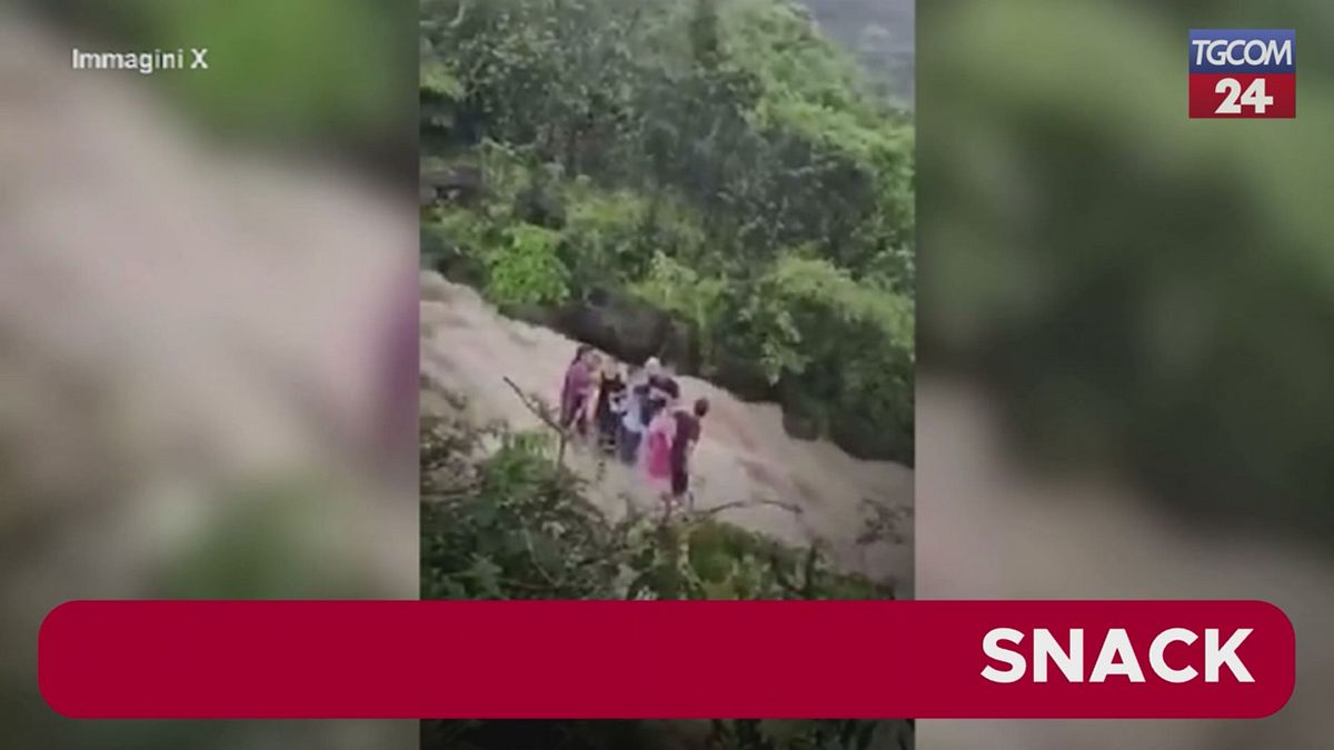 Alluvioni in India, famiglia sorpresa dalla piena di un fiume: il momento in cui viene travolta